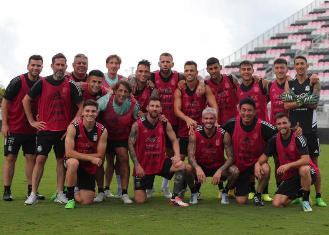 众星看到梅西夺冠的反应,阿根廷国家队训练照梅西霸气