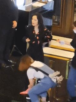 人前明星人后大爷,浴缸陪睡跪地穿鞋,这都是谁给的底气?