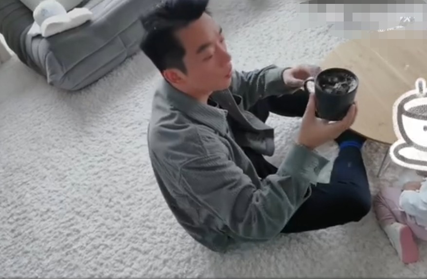 郑恺晒祖孙四代同框照,郑恺腹肌全部照片