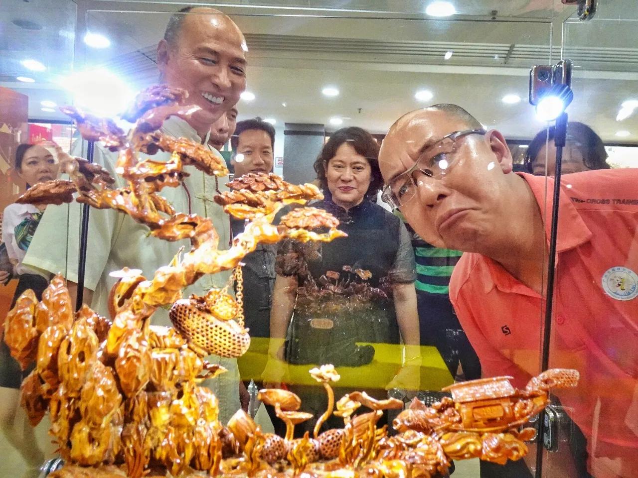 曾氏舞狮表演,广东曾氏榄雕基地