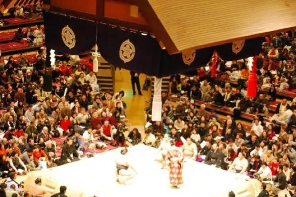 为什么日本人如此尊敬天皇,为何日本推崇相扑