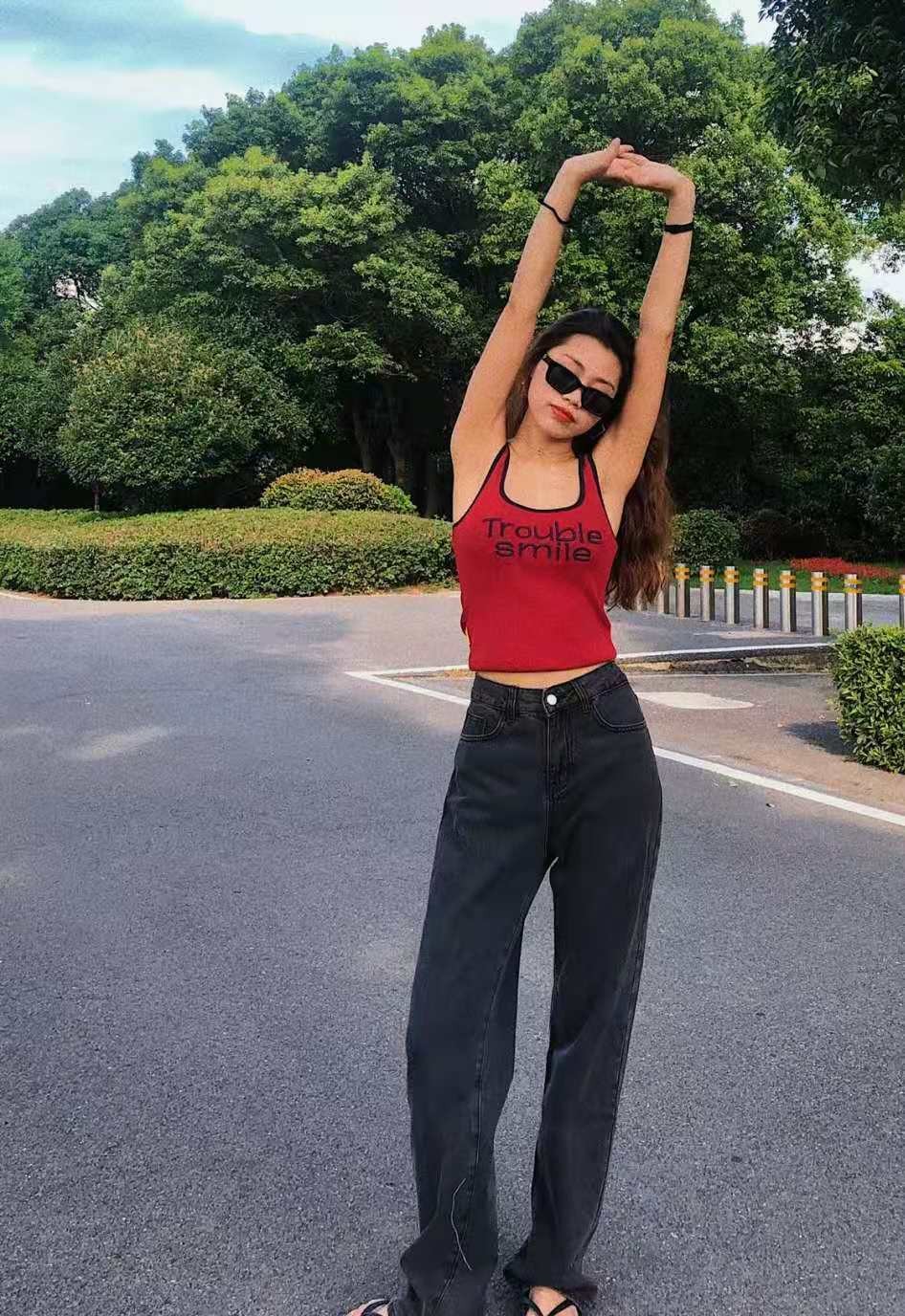 四种黑裤子的穿搭方法,穿来穿去还是卫衣百搭洋气