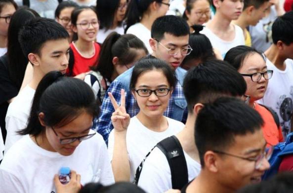 清华女学霸是怎样炼成的？看看她的书桌，或许会找到她成功的原因