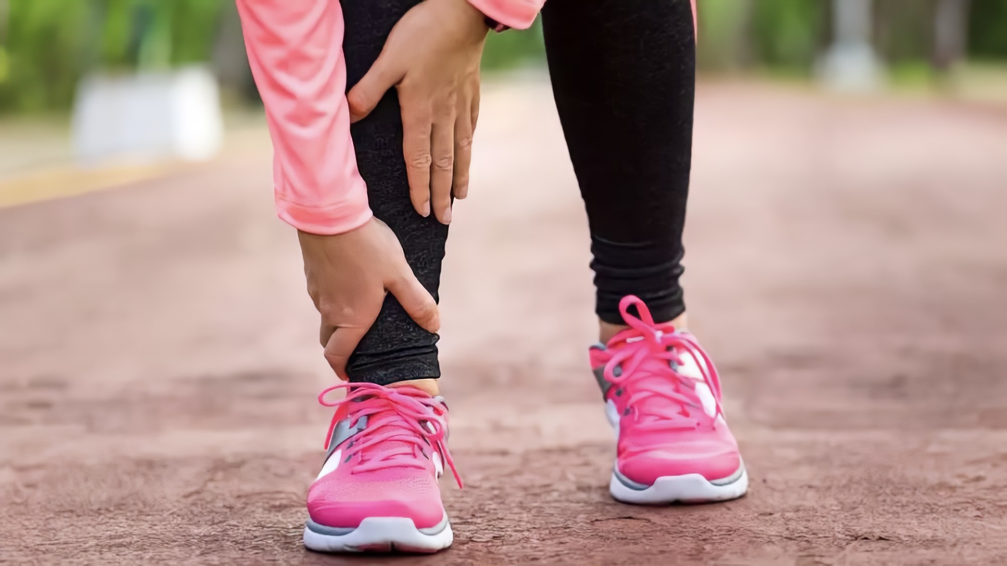 脚底板爱紫是什么原因,脚底板爱起皮是怎么回事