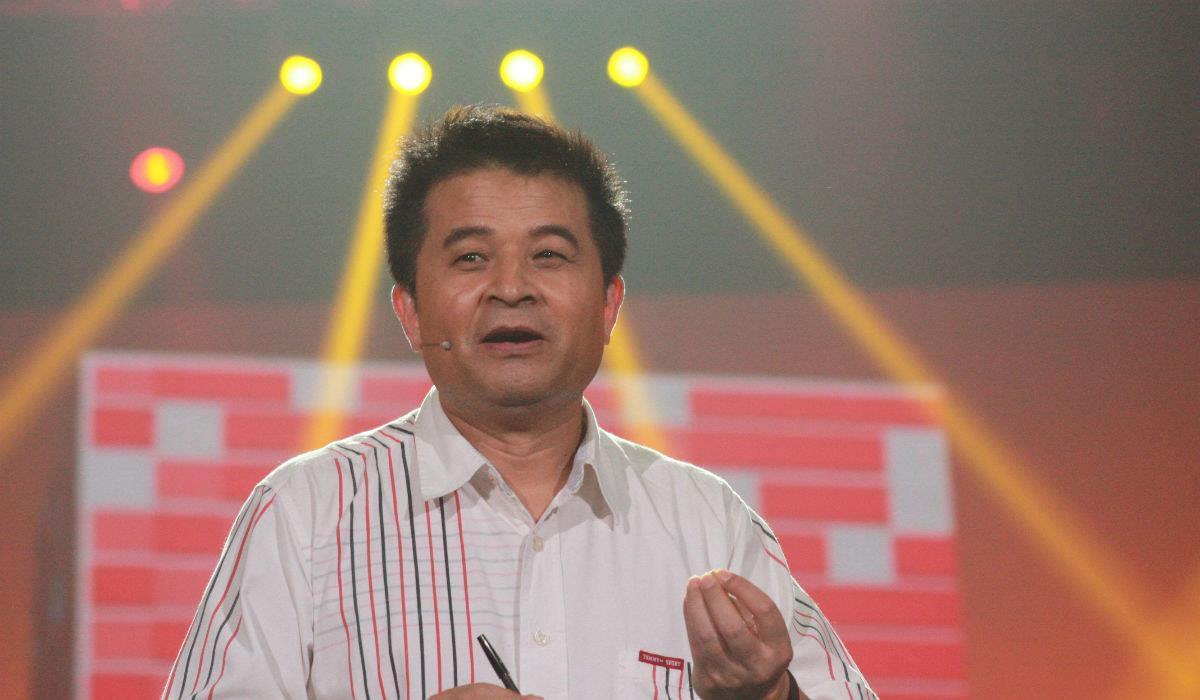 64岁毕福剑定居乡村，田间与年轻人打闹，满脸皱纹老年斑模样大变