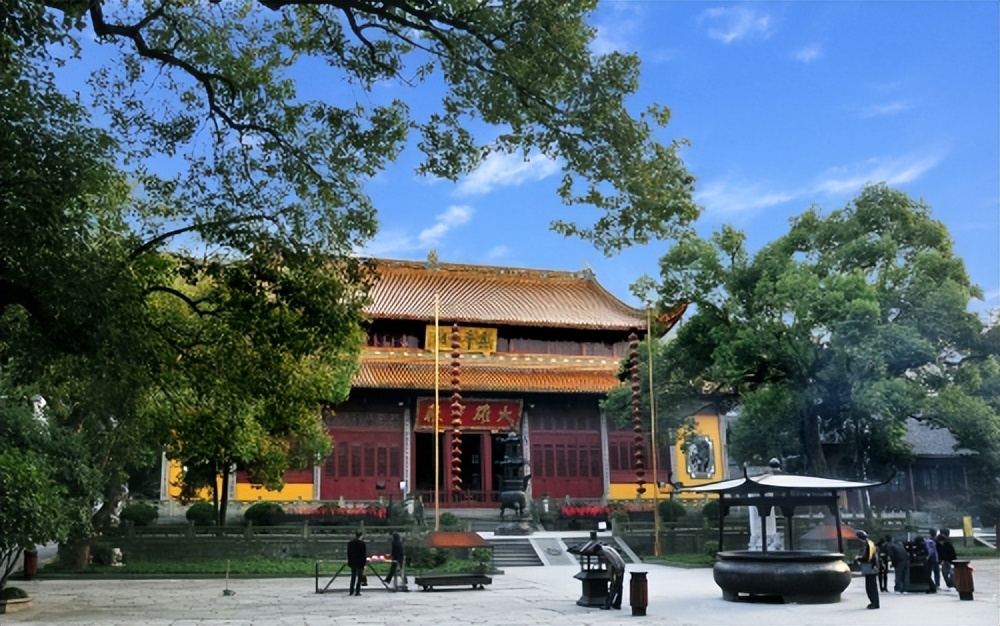 西湖美景再现许仙与白娘子,雷峰塔是杭州西湖最著名的景点