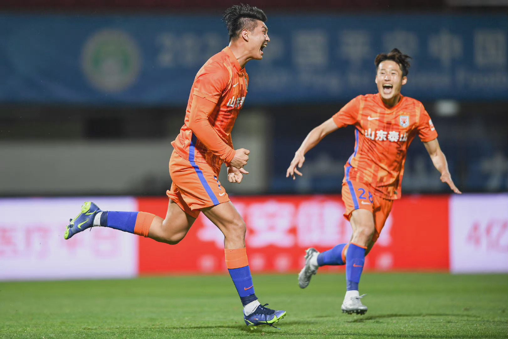 山东泰山队冲冠成功了吗,泰山队夺冠海报