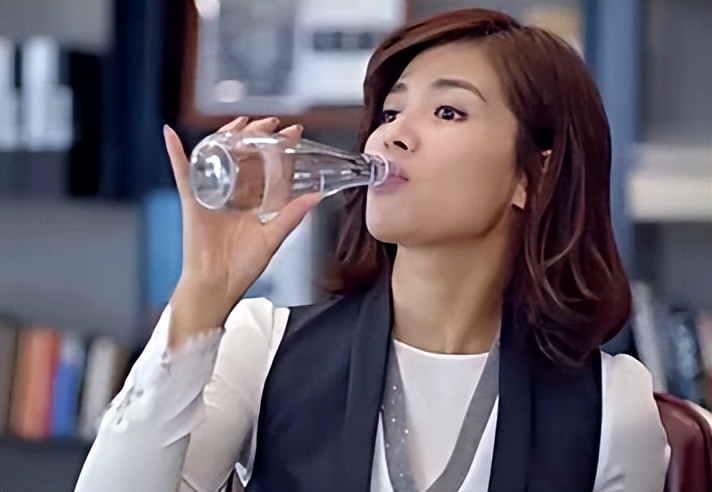 年赚百亿，却2次*身卖**！称霸广东的老字号，输给了昔日死敌