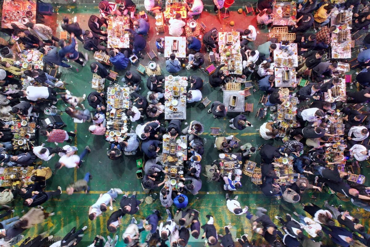 淄博烧烤店因超负荷工作休息三天,淄博一烧烤店生意太火爆停业休息