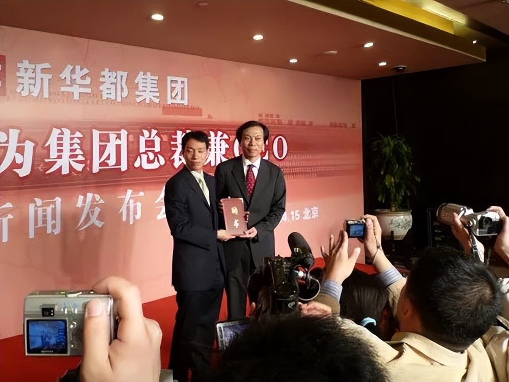 他小学没毕业，花10亿把“打工皇帝”招至麾下，600亿身价还*税逃**