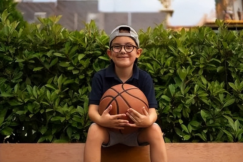 戴眼镜就不可以打篮球了吗,戴眼镜不适合打羽毛球吗