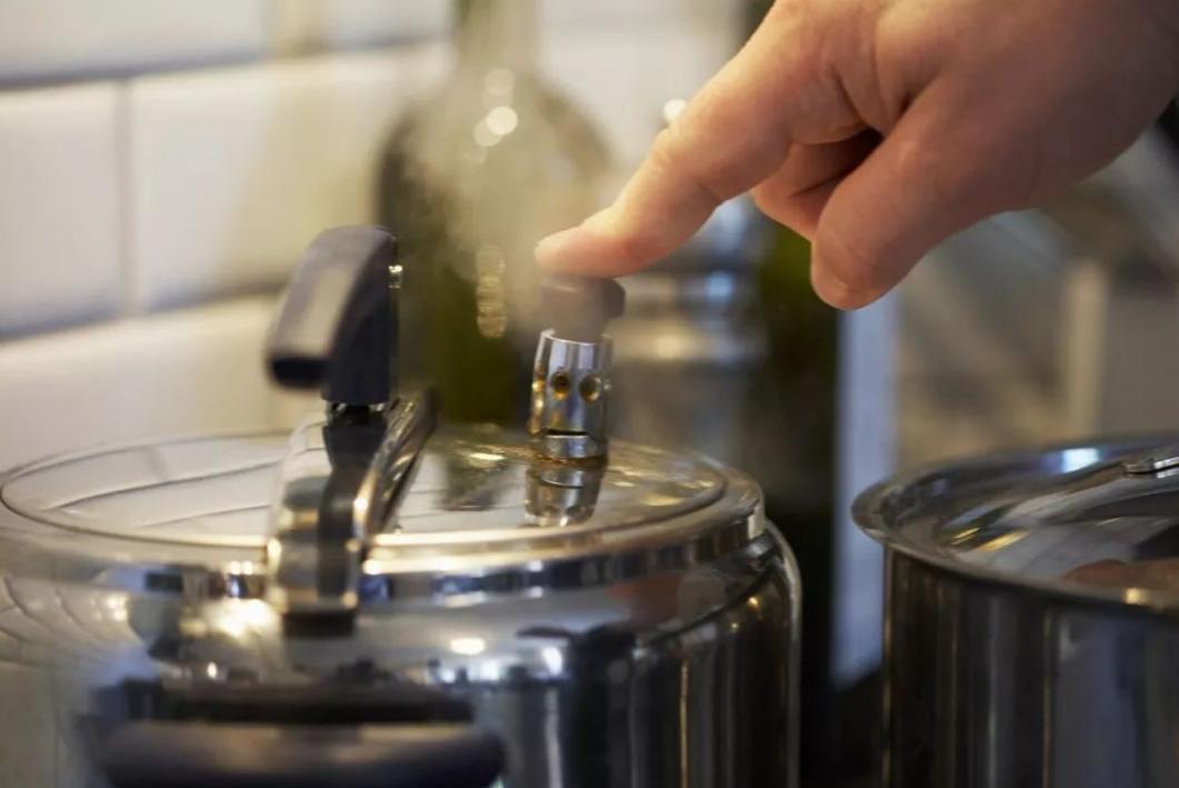 高压锅和电压力锅哪个耐用,电压力锅和高压锅哪个用着安全