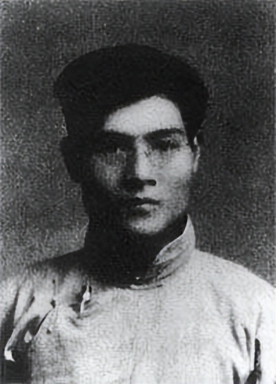 1944年张思德意外去世后，古远兴建议就地掩埋，毛*东泽**大怒：你敢