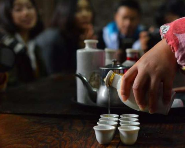 高粱酿酒一斤高粱能出多少酒水,100斤高粱能酿多少酒是怎么一回事