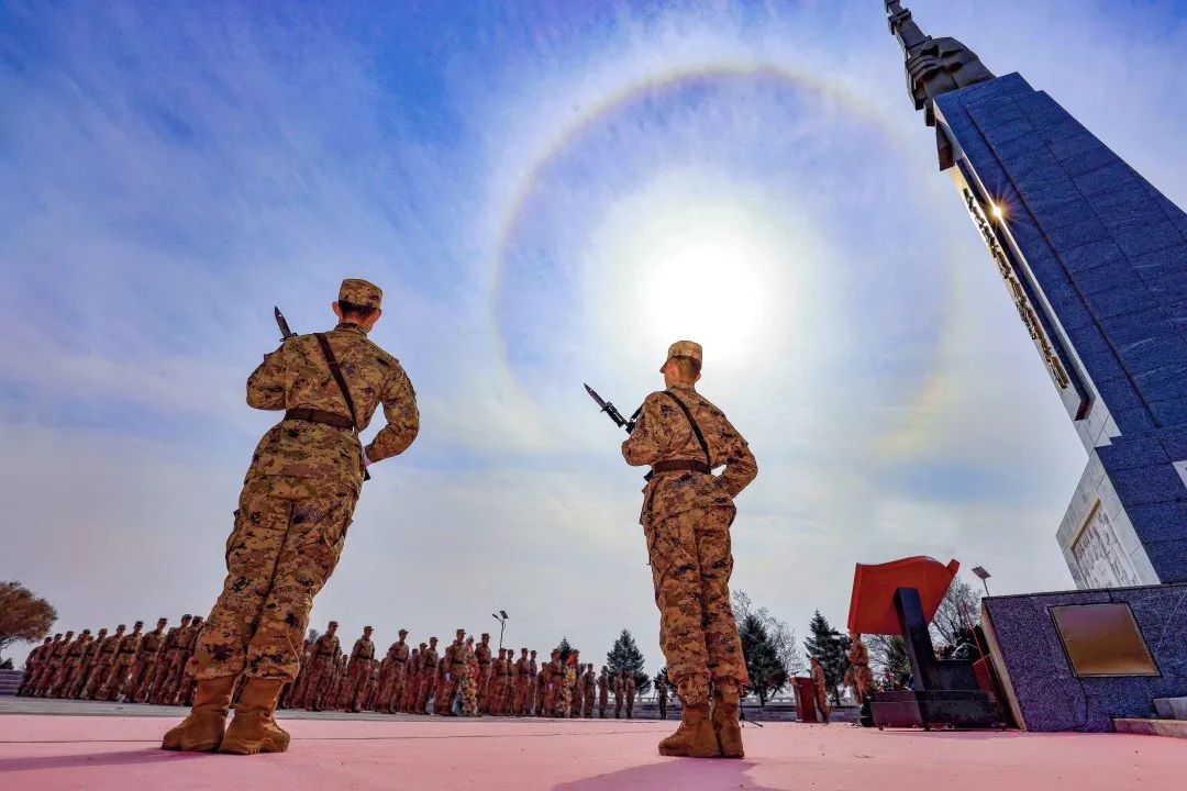 解放军清明缅怀红军先烈活动,清明祭奠革命先烈解放军鸣枪