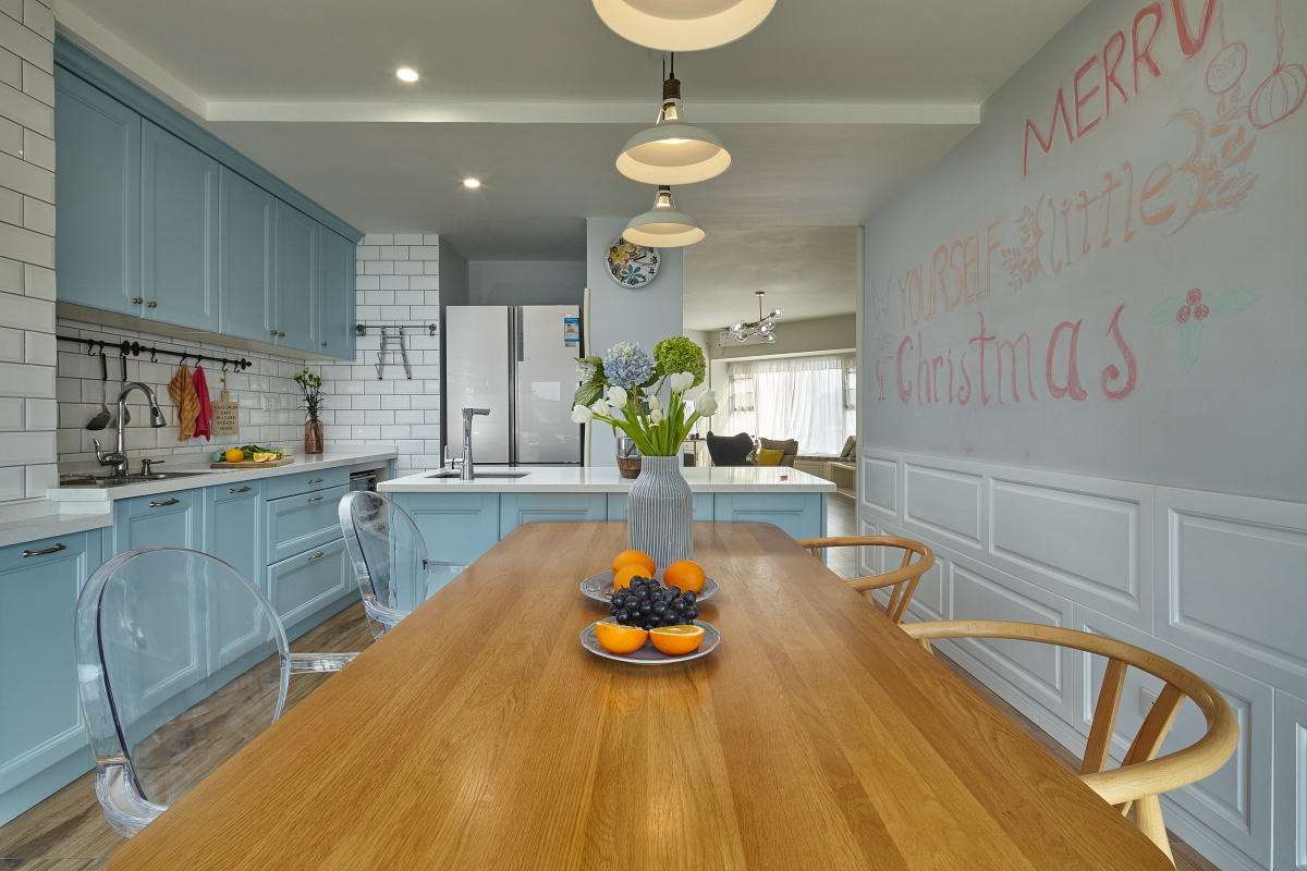 她家用木器漆打造出了独一无二的电视背景墙