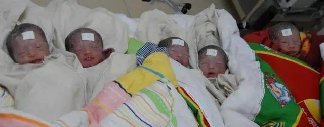 年轻夫妻给孩子起名,老公给六胞胎取名字