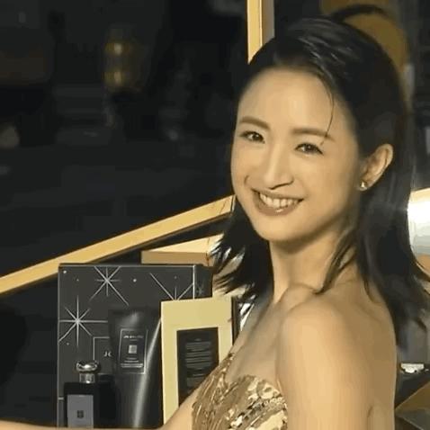 39岁林依晨产后5月身材恢复完美,林依晨黑色礼服挺孕肚出席活动