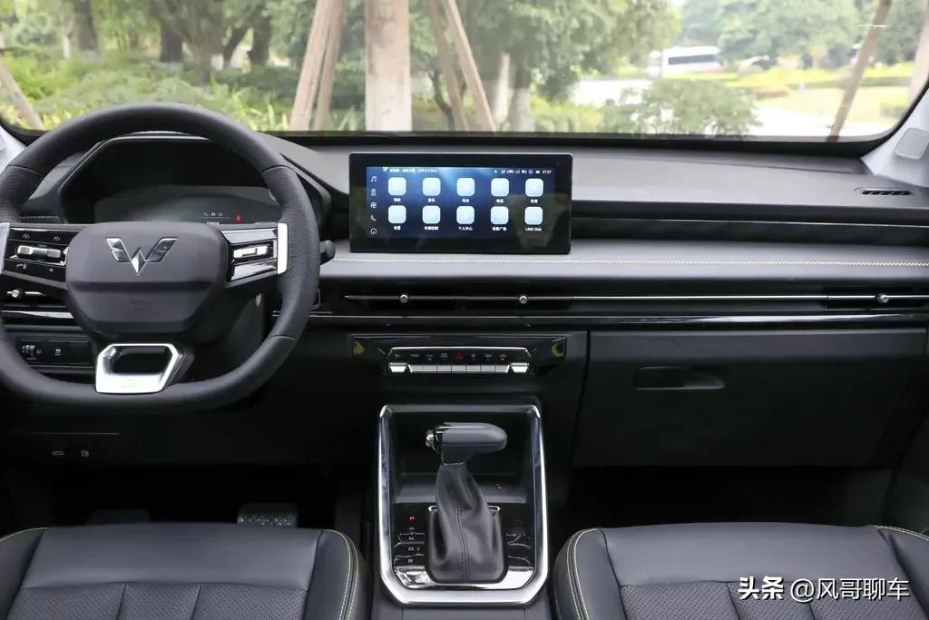 五菱推出“神车”星驰，5万多元SUV，油耗6.4升，配置给这么多？