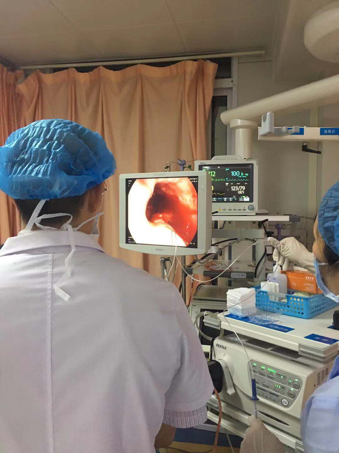 女性心窝口偏右烧灼感痛怎么回事,女性尿道口有烧灼感怎么回事