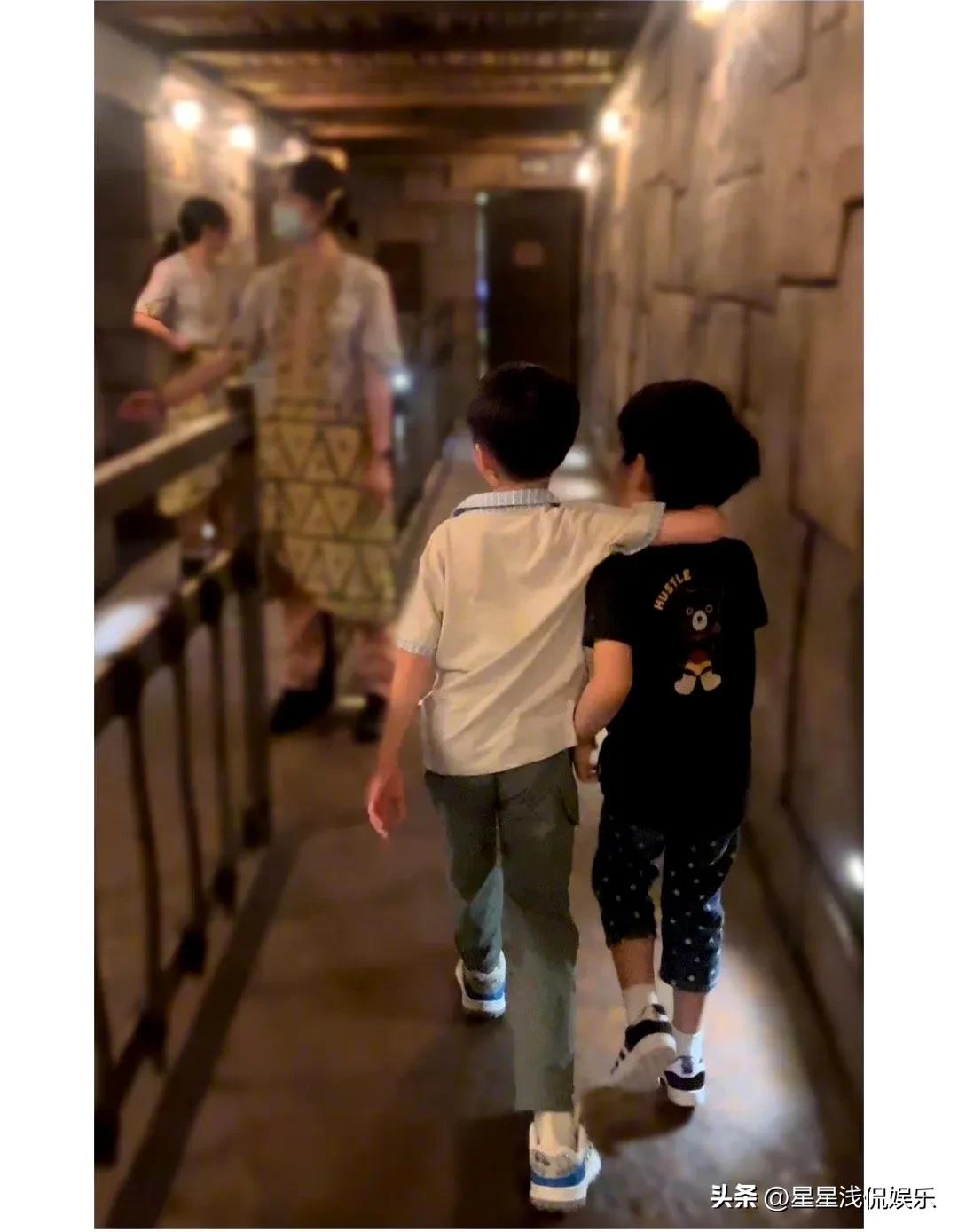 陈妍希带儿子去迪士尼,陈妍希机场带儿子