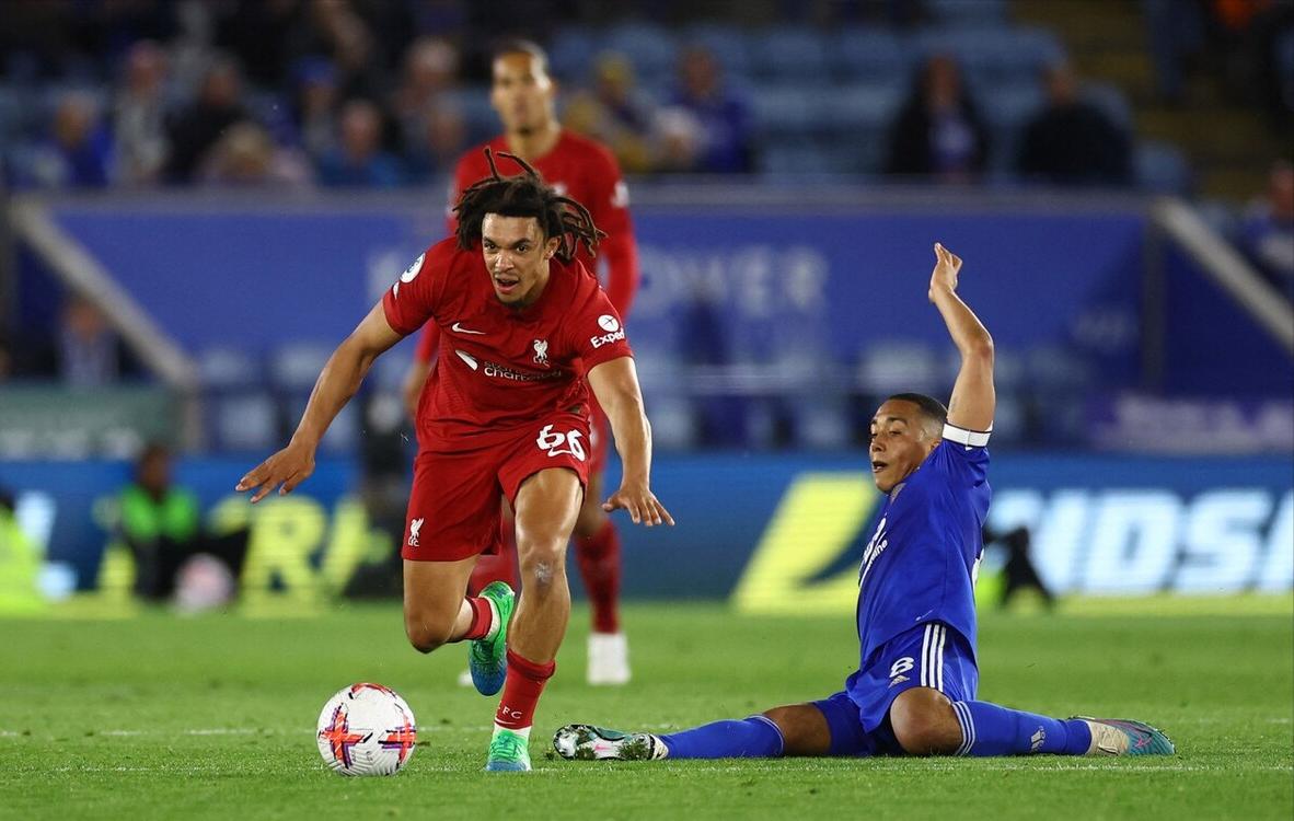 萨拉赫助攻戴帽琼斯双响阿诺德世界波利物浦客场3-0莱斯特城