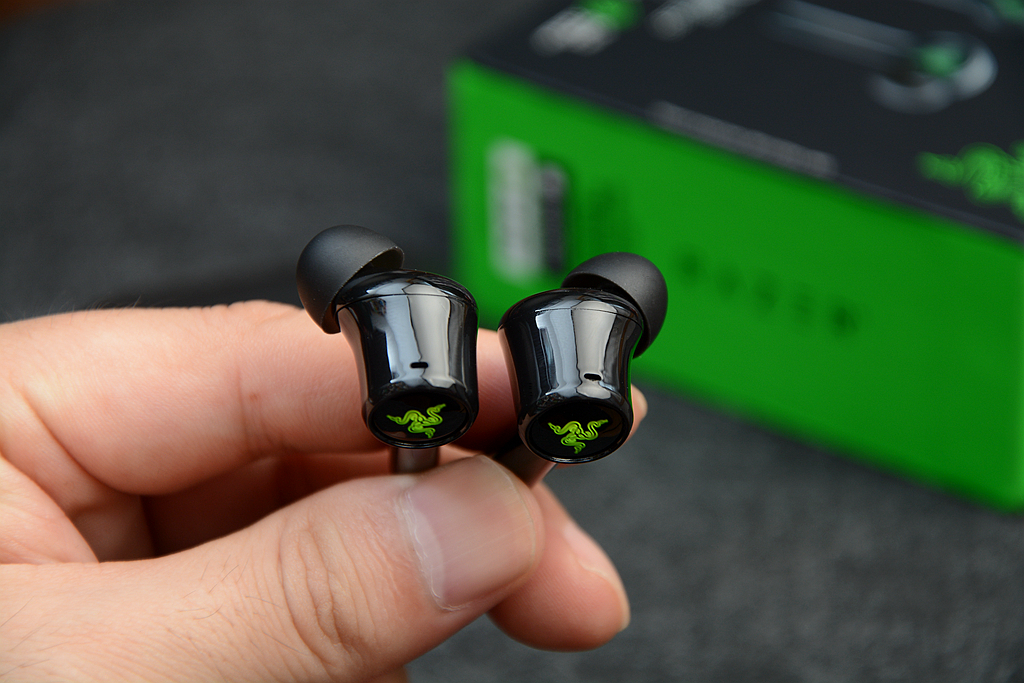 RGB灯、主动降噪，灯厂代表作，雷蛇战锤狂鲨真无线二代耳机开箱