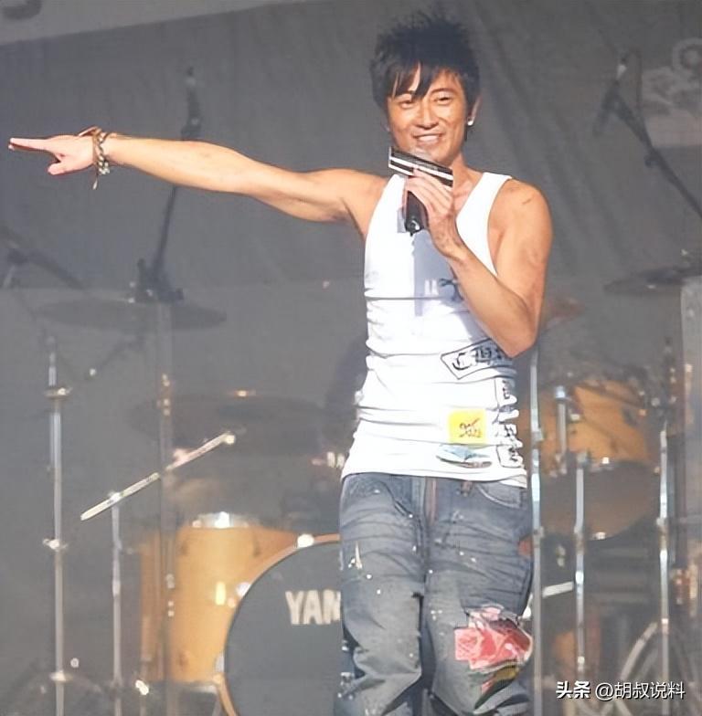 因一句：*鱼岛钓**是中国的，他惨遭封杀20年，如今复出依旧熠熠生辉