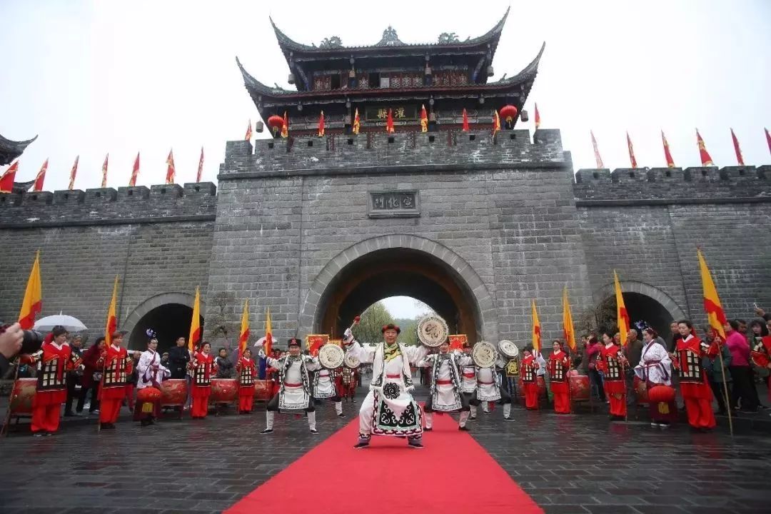 拜水都江堰问道青城山类似的话,拜水都江堰的拜水什么意思