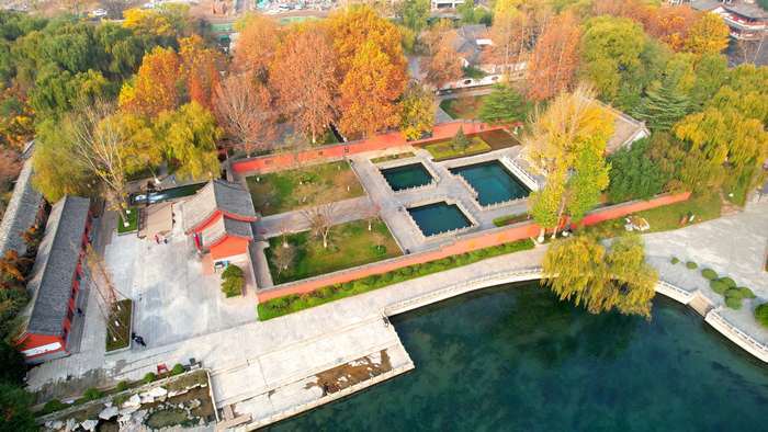 深秋的济南趵突泉公园五彩斑斓,济南趵突泉泉水欢涌游人如织