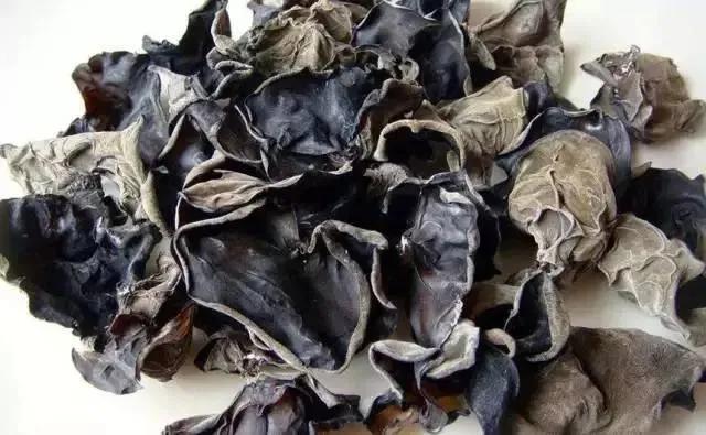 炒木耳会“噼里啪啦”爆？教你3招实用技巧，木耳不溅油不炸锅