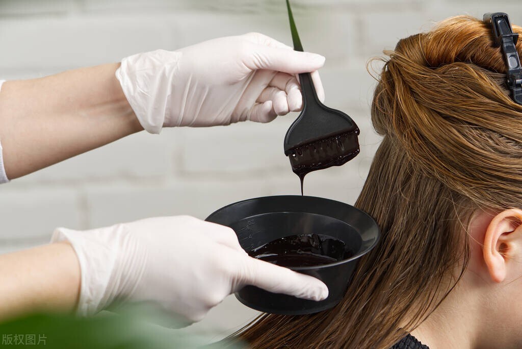 在家染发技巧怎么染最匀视频,在家快速染发教程挑染