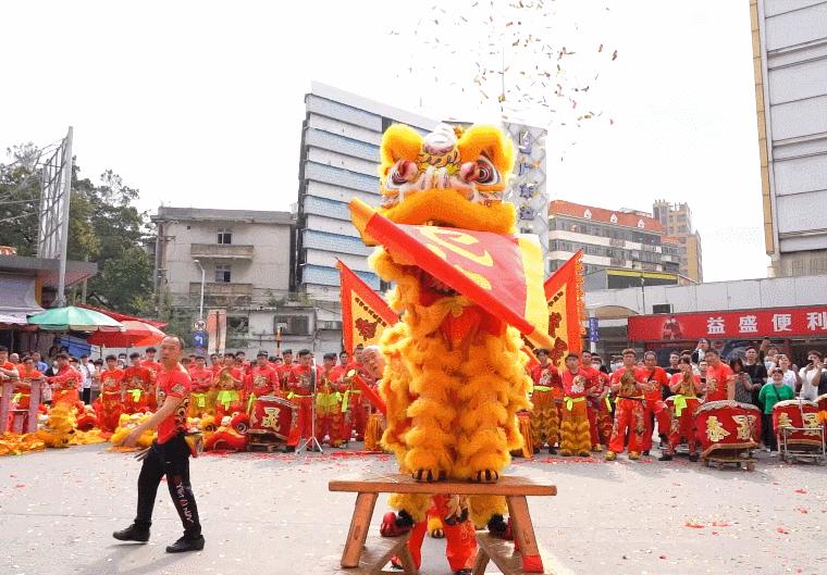 吉狮献瑞闹新春，益民服装城鸿运开工祈丰年