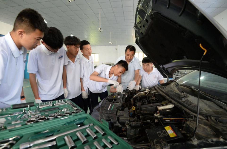 细数职校发财之道:为招生打擦边球,职业学院赠学生每人一台苹果14