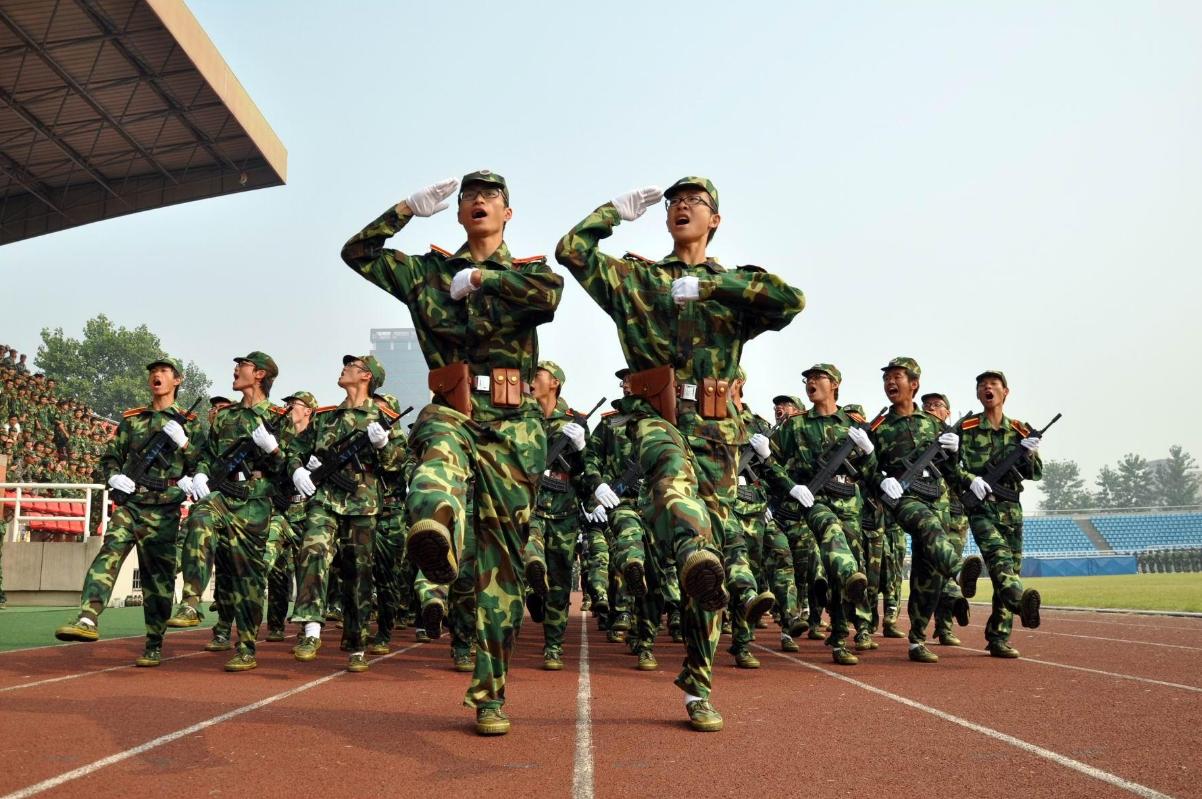 军训教官虐待小学生,军训教官体罚学生知乎