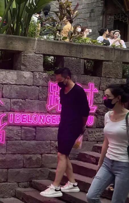 获汪小菲拥抱安慰后，张颖颖终于承认恋情，买万元手机送给汪小菲