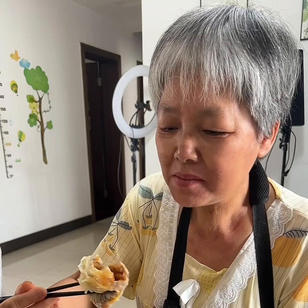 早7点起来做早饭，发现一箱紫薯抽芽了，选了几个能吃的做...