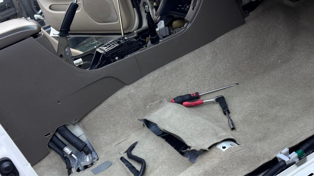 03年丰田霸道全车翻新多少钱,2004款丰田霸道拆车视频