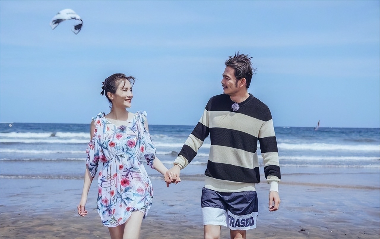 杨烁夫妇同框照片,杨烁一家四口全部视频