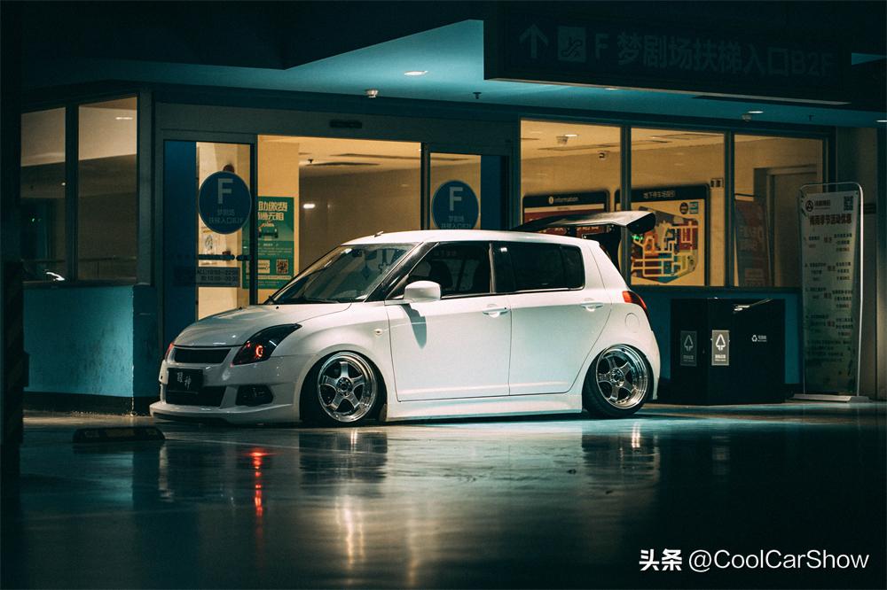 大尾翼战斗风的气动雨燕，女车友完美诠释小车也能带来无穷乐趣