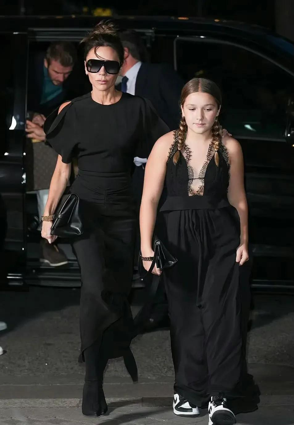 超模穿深v,贝克汉姆女儿穿搭