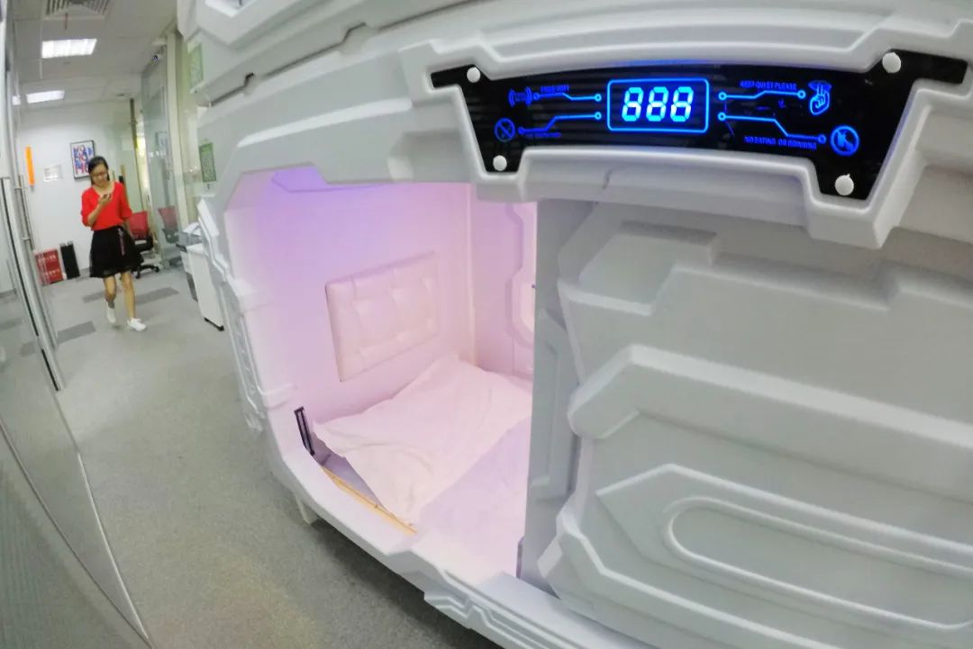 租房降级年轻人住进太空舱,租房太空舱