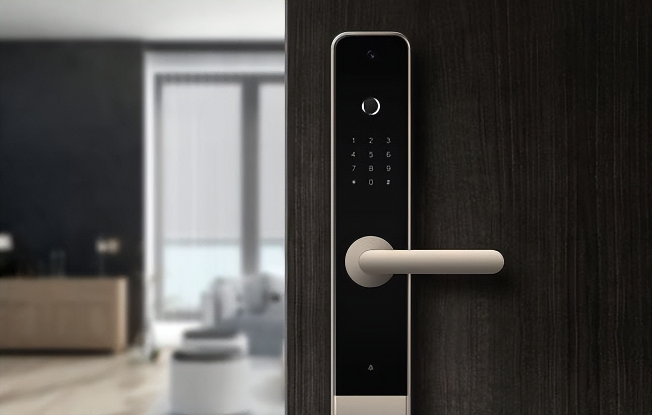 智能锁锁不住外面可以直接打开,被智能密码锁锁在家里怎么办