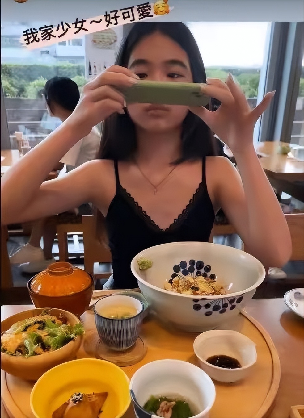 曹格带一对儿女逛街,女儿身段像妈打扮前卫,14岁儿子身高近1米8