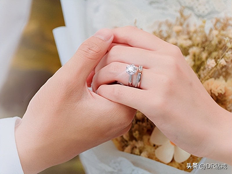 像鸽子蛋那么大的钻戒多少钱,多少克拉的钻石才是鸽子蛋钻戒
