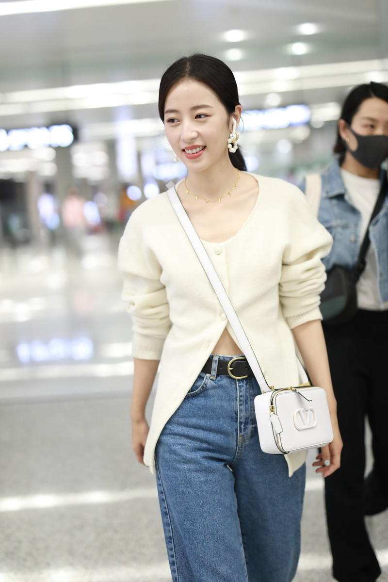 米色小脚裤穿搭秋冬什么上衣,米色裤子哈伦裤秋冬搭配