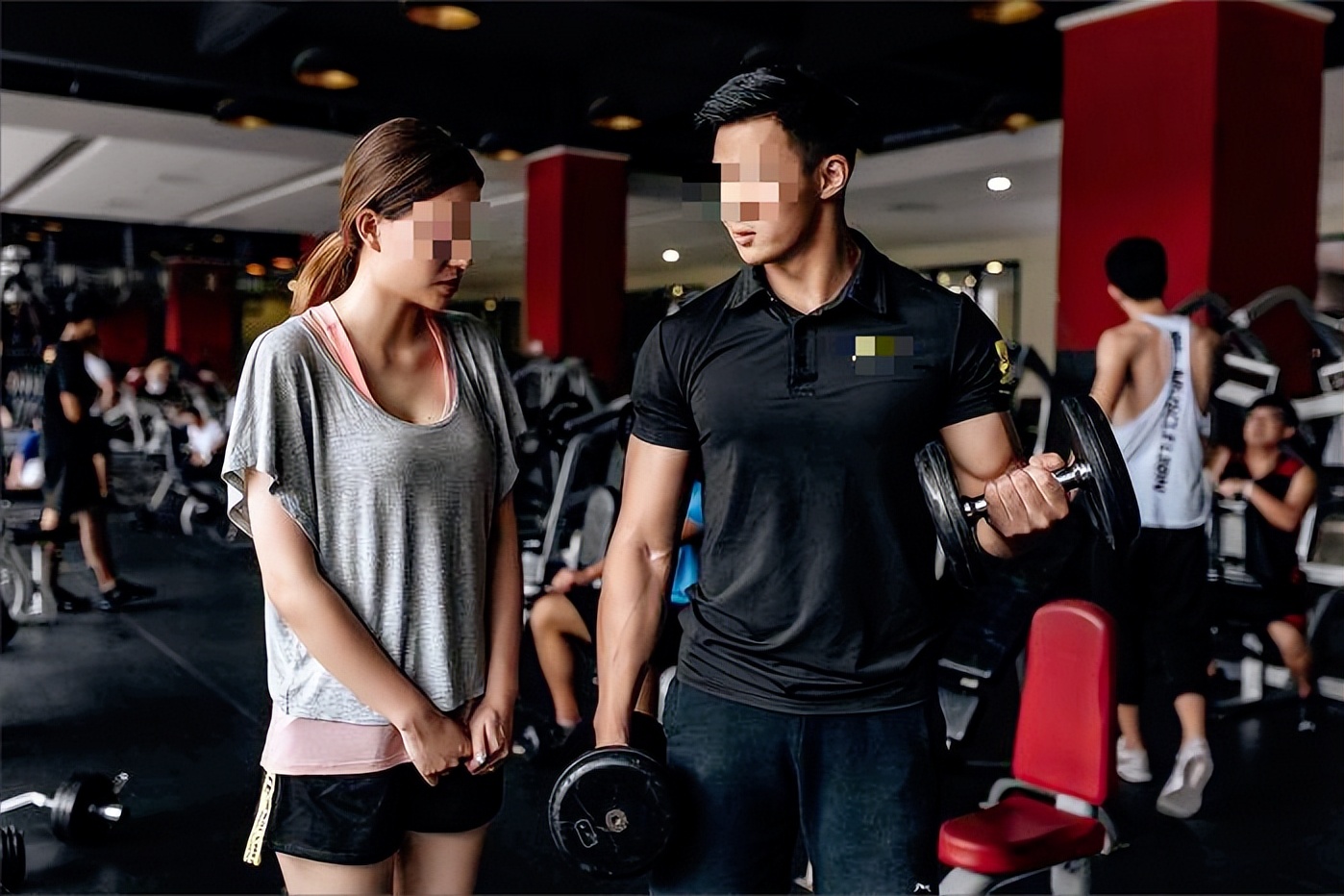 51岁大妈找24岁健身陪练引发命案,46岁大妈陪两个健身教练死亡通报