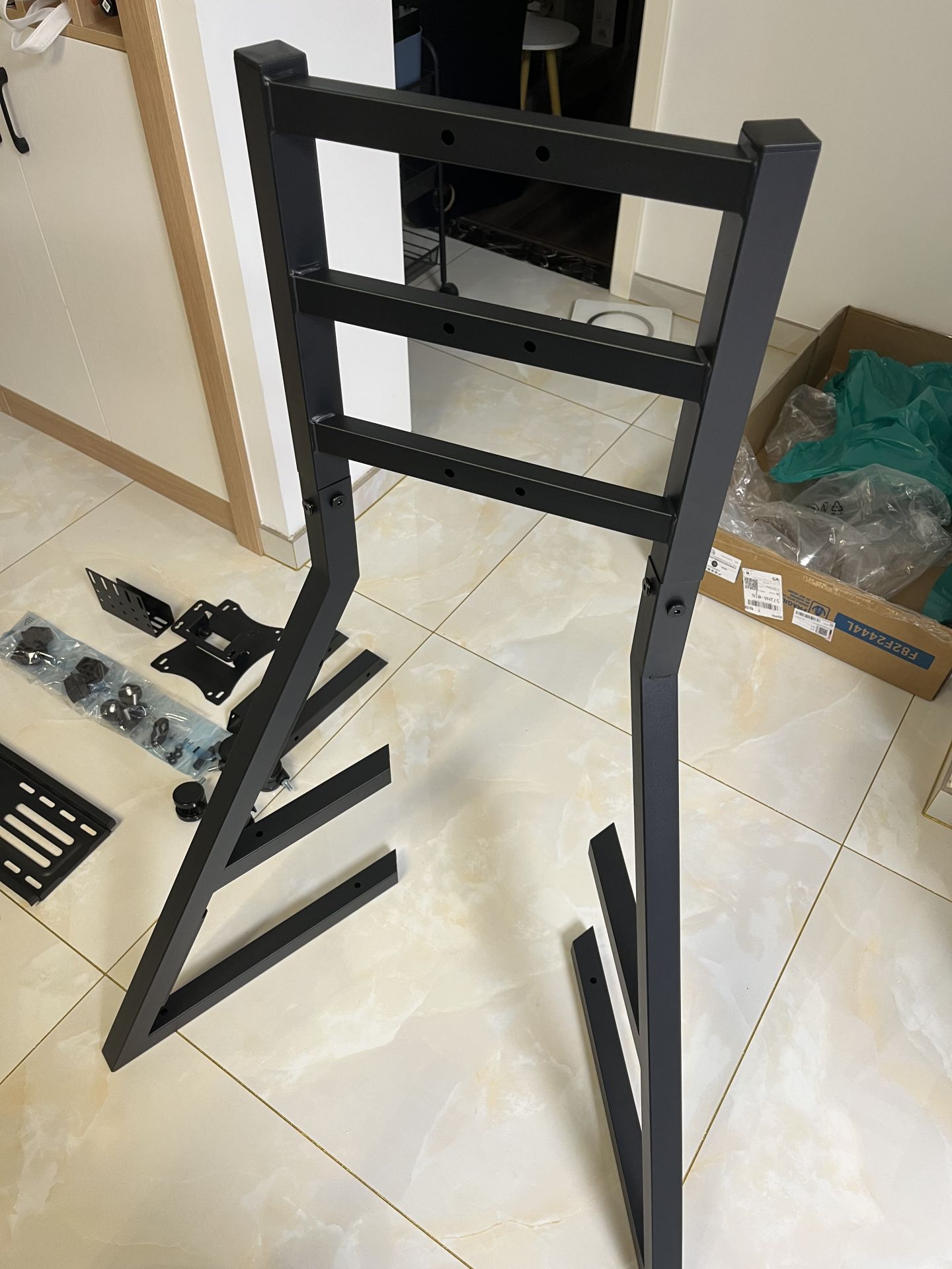 买个伸缩电视支架就搞定了,买移动电视支架