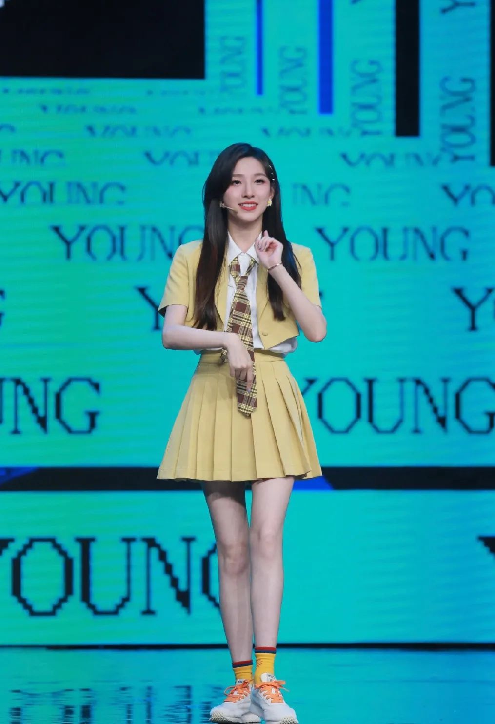 马凡舒回归《天下足球》，人气一路飙升，被赞是董卿接班人