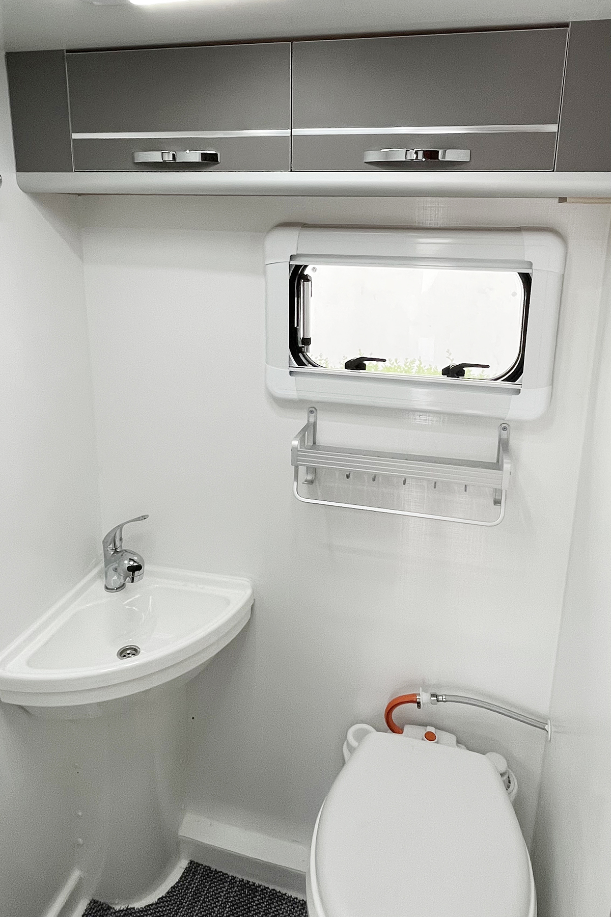 新飞s100房车和h300有什么不同,上汽轻卡s100与新飞房车对比评测